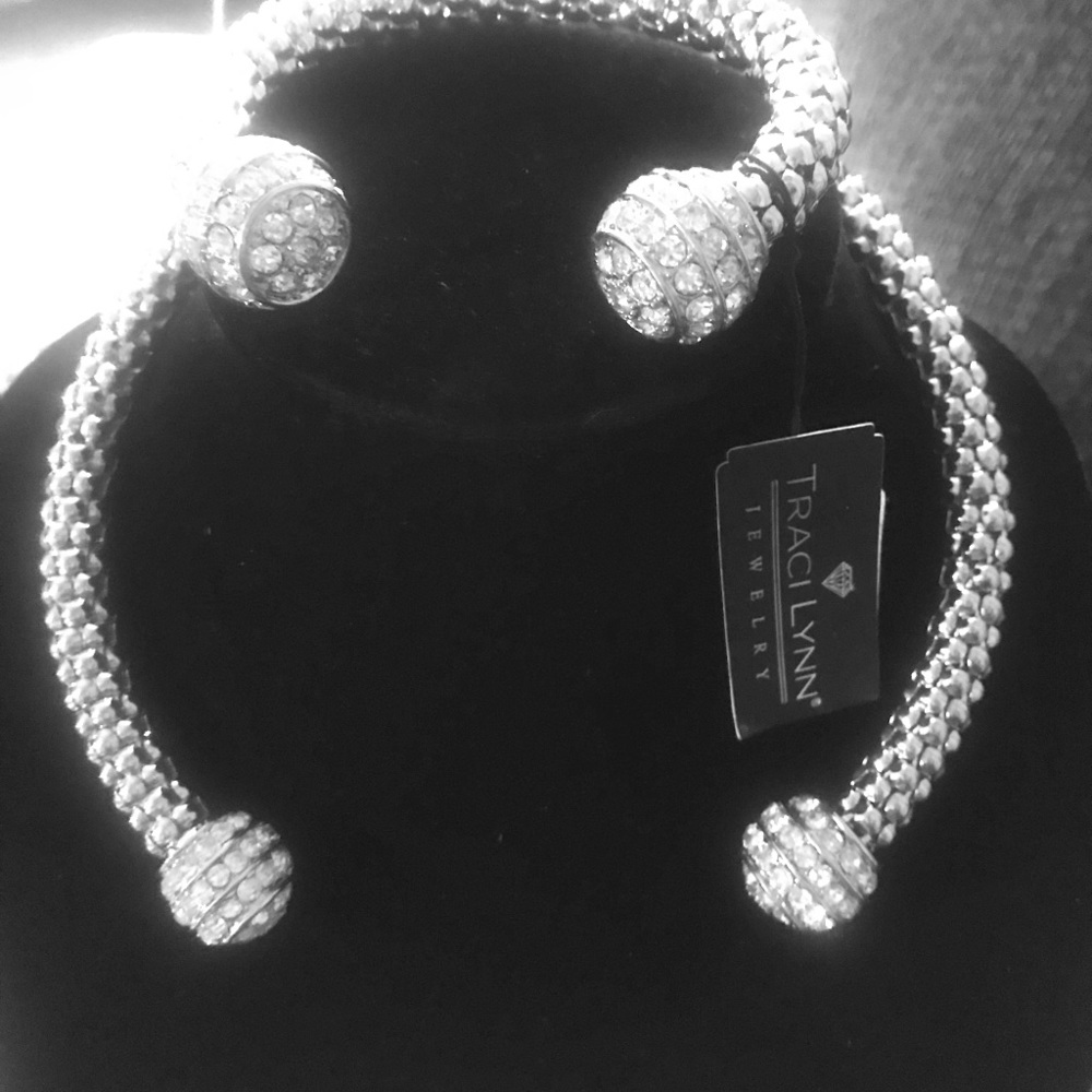 Iconic necklace and bracelet